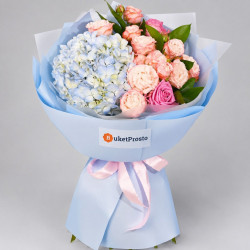 Букет из гортензий и пионовидных роз