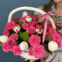 Корзина с клубникой в шоколаде с цветами — вид 3